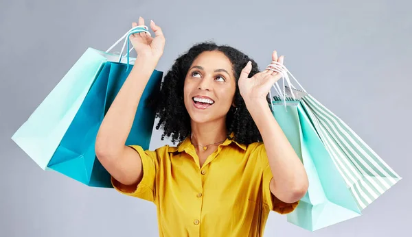 购物袋和一个女人在工作室为时尚销售 促销或零售折扣 白底广告中兴奋的女性模特儿或快乐的顾客 — 图库照片