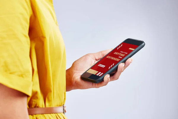 Ekran Telefonu Osoby Ręce Kabiny Usługi Dla Podróżujących Technologii Wyszukiwania — Zdjęcie stockowe