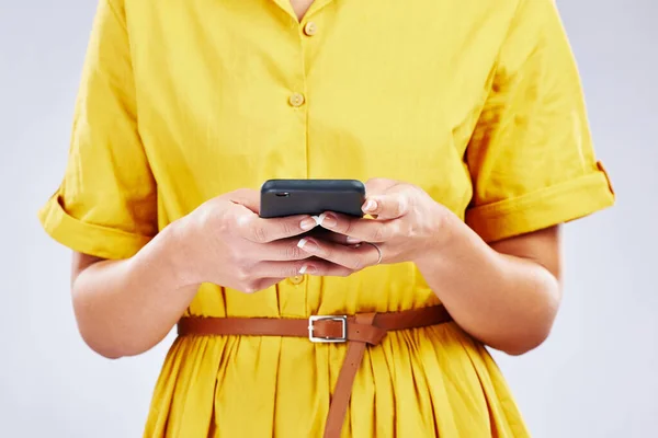 Telefoon Chat Handen Van Een Vrouw Studio Sociale Media Mobiele — Stockfoto