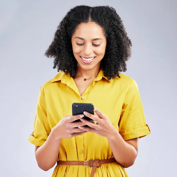 Telefoon Chat Vrolijke Vrouw Studio Sociale Media Mobiele App Internet — Stockfoto