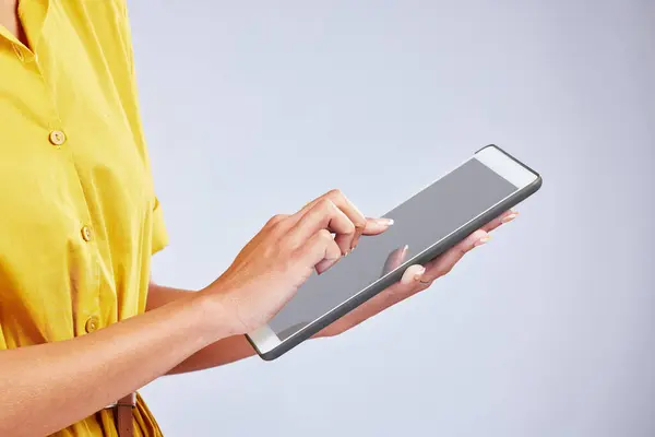 Ręce Tablet Zbliżenie Kobiety Studiu Przewijającej Się Mediach Społecznościowych Aplikacji — Zdjęcie stockowe