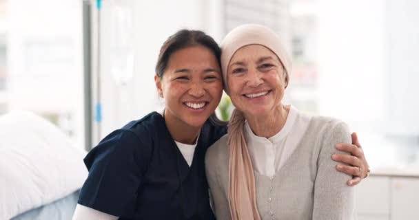 Hospitales Enfermeras Mujeres Mayores Abrazan Por Comodidad Empatía Apoyo Paciente — Vídeo de stock