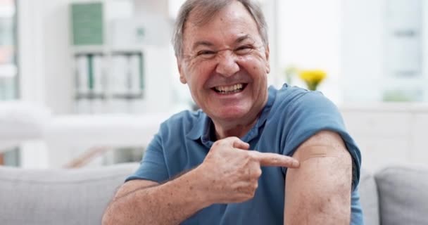 Vaksin Menunjuk Plester Dan Pria Senior Untuk Vaksinasi Kekebalan Dan — Stok Video