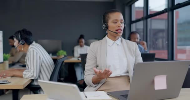 コールセンター オフィスのコンサルタント カスタマーサービス コミュニケーション または Crm サポートについてはお問い合わせください ビジネスにおけるアドバイスと電話 コンピュータ コンサルティングの議論の従業員 — ストック動画
