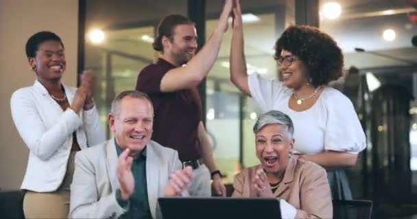 オフィスでの成功 チームワーク または達成のためのハッピービジネスの人々 拍手と祝賀 チームの勝利 ゴール ボーナスプロモーションのために一緒に働く従業員のグループ — ストック動画
