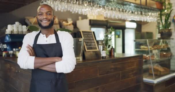 微笑和黑人男人的胳膊交叉 咖啡馆和创业成功与信心 企业主或利润增长 咖啡店和企业家的形象 男性或雇员 — 图库视频影像