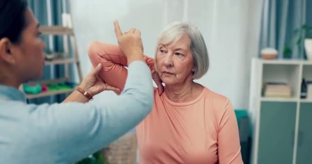 Fizjoterapia Osoby Starsze Lub Kobiety Rozciągające Łokieć Aby Wspomóc Rehabilitację — Wideo stockowe