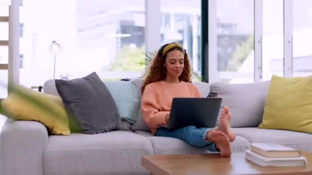 Laptop Kreditkarte Und Frau Auf Der Couch Online Shopping Commerce — Stockvideo