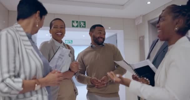 복도에서 커뮤니케이션을위한 회의에서 행복한 비즈니스 사람들 재미있는 직장에서 행복에 재미있는 — 비디오