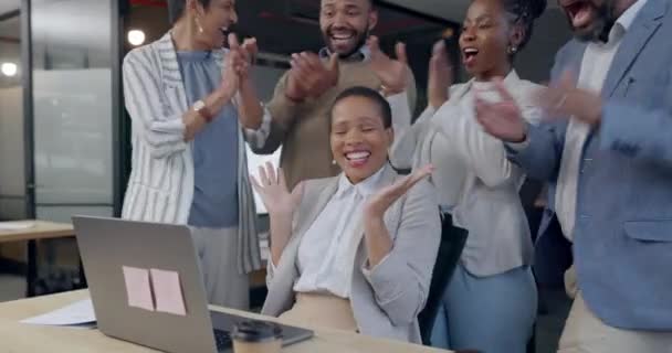 사무실에서 노트북과 비즈니스 보너스 축하에서 회계사 우승자 남성과 컴퓨터에 — 비디오