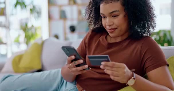Telefon Sofa Und Frau Mit Kreditkarte Für Online Einkauf Bezahlung — Stockvideo