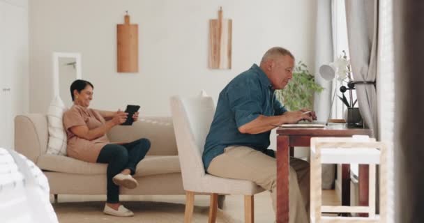 Laptop Tablet Senior Koppel Technologie Onderzoek Online Pensioenfonds Bekijk Home — Stockvideo