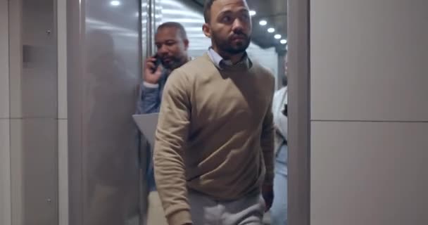 エレベーターの出口 フロア ビジネスの人々は 企業や職業のためにオフィスで忙しい 会社の職場のロビーにいる社員 同僚のリフト グループ — ストック動画