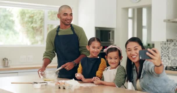 自私自利 做饭和食物与家人在厨房社交媒体 早餐和爱情 与父母和孩子一起教学和营养 带着照片在家学习 微笑和烘焙 — 图库视频影像