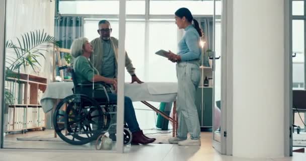 Krankenpfleger Rollstuhlfahrer Und Eine Krankenschwester Gespräch Mit Einem Alten Ehepaar — Stockvideo