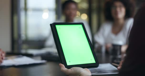 Podnikatelé Ruce Tablet Maketa Zelenou Obrazovkou Jednání Pro Prezentaci Nebo — Stock video