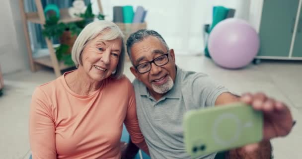 シニア カップル セルフィーは ソーシャルメディアや地面に座っている写真のために自宅で笑顔で 高齢者の結婚 写真は ウェブ上の家で愛 サポートと一緒に — ストック動画