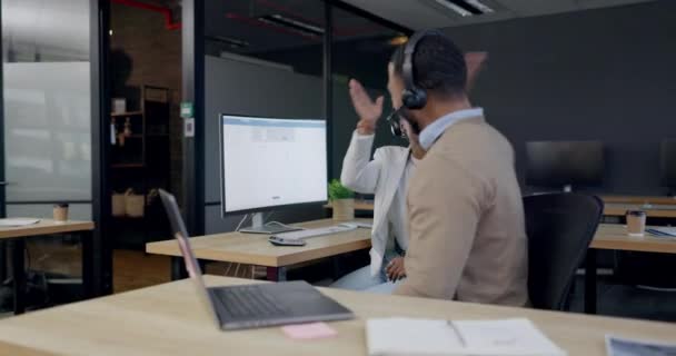 Çağrı Merkezi Beşlik Çakma Insanların Başarısı Telefonla Satış Hedefte Bilgisayarda — Stok video