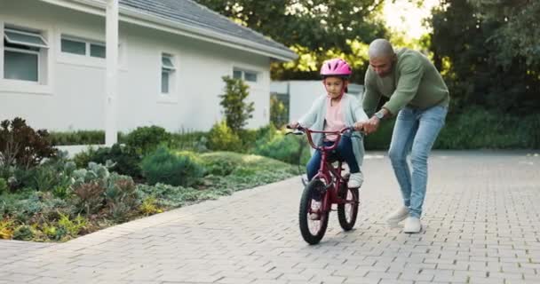 Pai Ajudando Seu Filho Andar Bicicleta Jardim Verde Fim Semana — Vídeo de Stock
