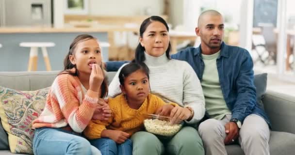 Wow Festeggiamenti Popcorn Con Una Famiglia Che Guarda Insieme Divano — Video Stock