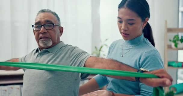 Perawatan Senior Rehabilitasi Dan Fisioterapis Dengan Orang Tua Peregangan Dan — Stok Video
