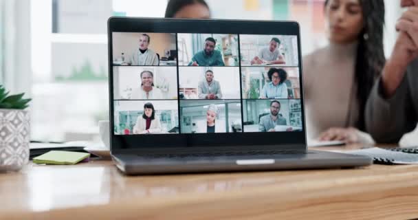 ラップトップ ビデオ通話のためのオフィスのワークショップやビジネスマン チームワークディスカッションとB2Bネットワーキング テクノロジー コンピュータ画面 バーチャルカンファレンス オンラインミーティングの男性と女性 — ストック動画