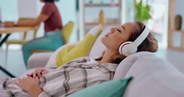 Розслабтеся Навушники Жінка Дивані Потокової Передачі Музики Психічного Здоров Сну — стокове відео