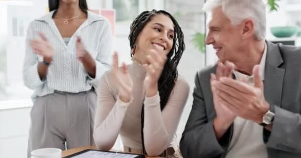 Glückliche Geschäftsleute Besprechung Und Applaus Teamarbeit Feier Oder Beförderung Büro — Stockvideo