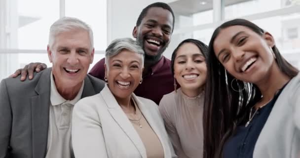 Selfie Trabajo Equipo Sonríe Con Gente Negocios Oficina Para Obtener — Vídeo de stock