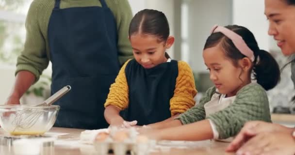 小麦粉 クラップ 両親は自宅で子供の発達のためにキッチンで子供たちを焼きます ボンディング ガールズキッズは 母親と父親と一緒に家でデザートのための食材を調理 — ストック動画