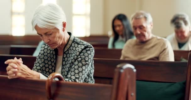 Πίστη Προσευχή Ηλικιωμένη Γυναίκα Στην Εκκλησία Για Θεό Άγιο Πνεύμα — Αρχείο Βίντεο