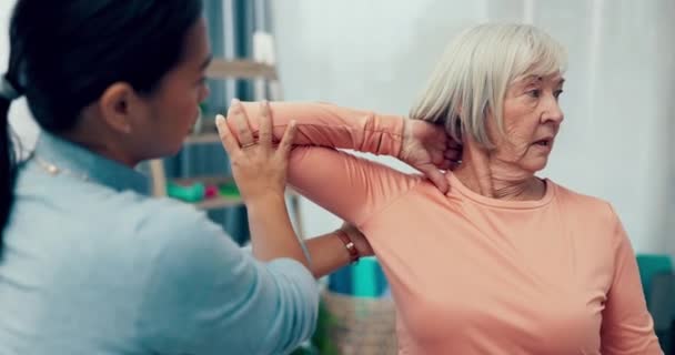 理疗师 长者或女性伸展肘部 以帮助运动能力康复的物理治疗 老年病人 柔韧者或脊椎按摩师 配合肌肉愈合运动治疗肩伤 — 图库视频影像