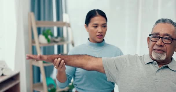 Physiotherapeut Beweglichkeit Oder Alter Mann Streckt Arm Der Physiotherapie Für — Stockvideo