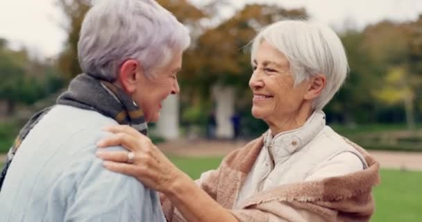 关心和老年妇女在户外约会时拥抱爱情 浪漫和感情 退休后在绿色花园或公园里拥抱的自然 承诺和老年女性伴侣 — 图库视频影像