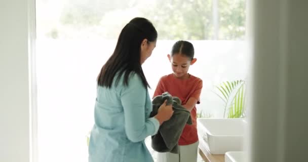 Äiti Kuivaa Lapsensa Kädet Nykyaikaisen Perheen Kodin Kylpyhuoneessa Yhdessä Hygienia — kuvapankkivideo