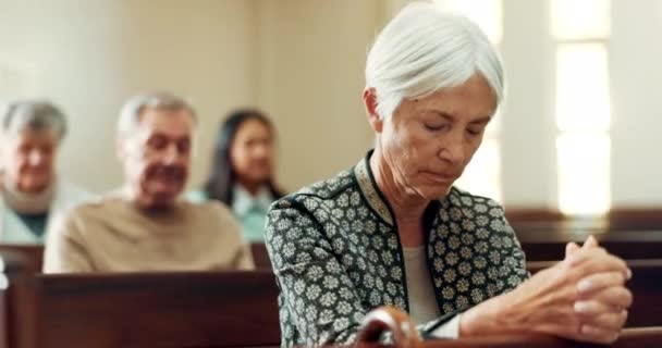 Tanrı Için Kilisede Ibadet Dua Yaşlı Kadın Kutsal Ruh Din — Stok video