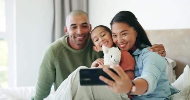 ベッドルーム 幸せな家族のセルフィーは 朝のソーシャルメディアで一緒にまたは両親とリラックス プロフィール写真 愛と父親 子供との絆 — ストック動画