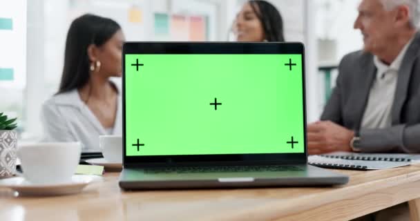 Ділові Люди Ноутбук Зелений Екран Макет Командному Обговоренні Стратегії Планування — стокове відео