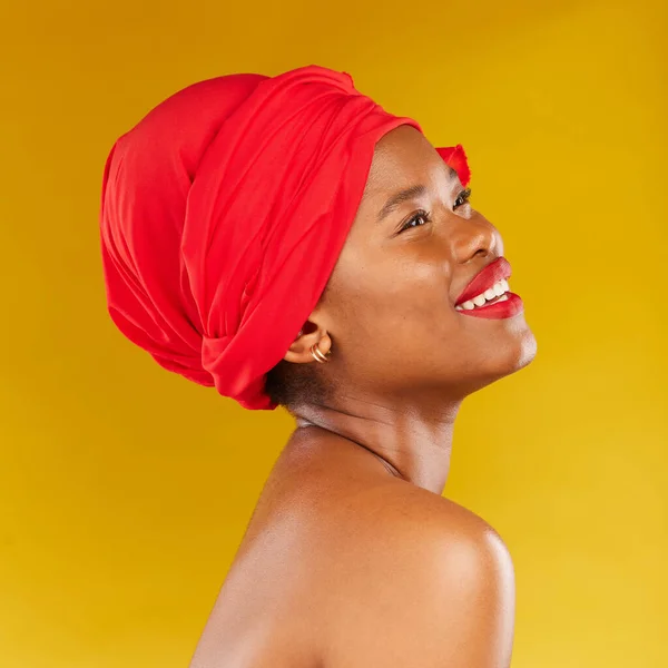 Piękno Myślenie Afrykańska Kobieta Makijażem Owinąć Głową Uśmiechem Izolowane Żółtym — Zdjęcie stockowe