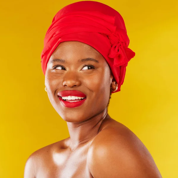 Краса Мислення Чорна Жінка Макіяжем Обгортанням Голови Посмішкою Ізольовані Жовтому — стокове фото