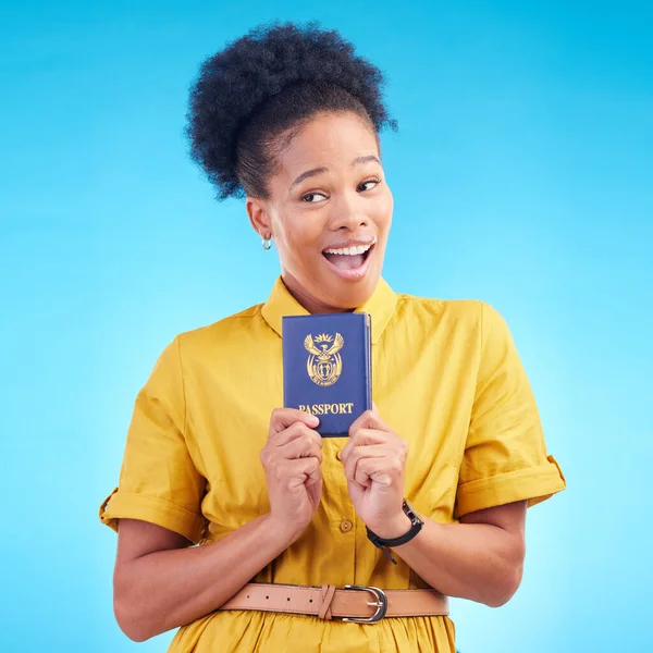 Afrikaanse Vrouw Paspoort Studio Met Glimlach Denken Wow Voor Compliance — Stockfoto