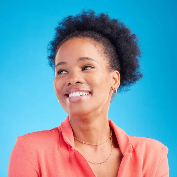 在工作室里面对黑人女性的快乐 思考和业务 具有专业 创造力或自豪感 具有蓝色背景的企业家 职业和幸福感 以增强信心和权能 — 图库照片