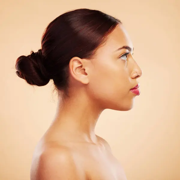 Cuidado Piel Maquillaje Cara Lateral Una Mujer Fondo Estudio Para — Foto de Stock