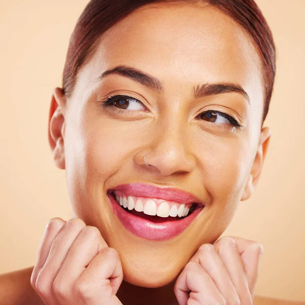 Hautpflege Gesichtskontakt Und Frauenlächeln Studio Isoliert Auf Braunem Hintergrund Make — Stockfoto