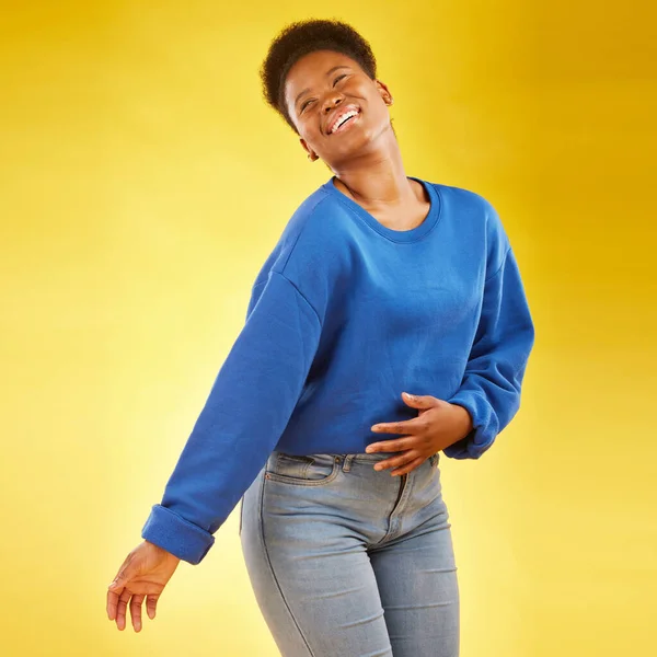 Feliz Rindo Uma Mulher Negra Estúdio Com Moda Confiança Uma — Fotografia de Stock