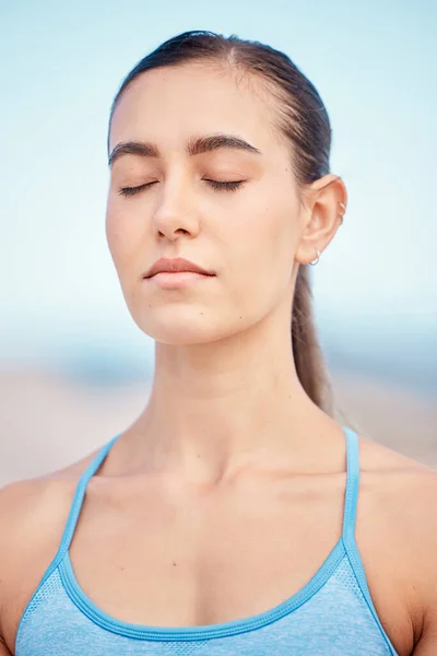 Klidný Fitness Žena Pláži Pro Meditaci Trénink Mysli Cvičení Pro — Stock fotografie