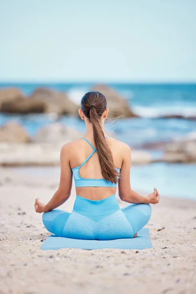 Meditace Fitness Pohled Ženu Pláži Pro Cvičení Nebo Trénink Jako — Stock fotografie