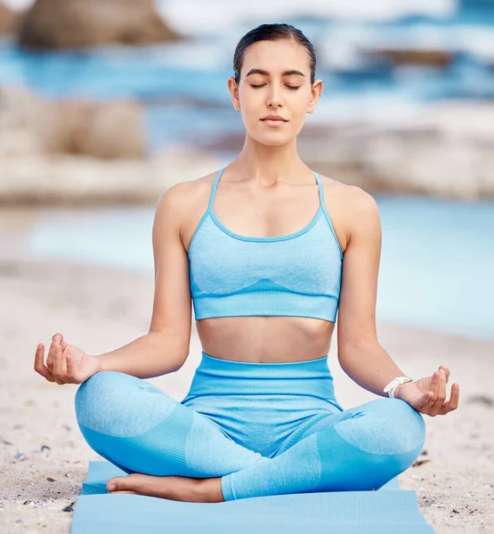 Meditace Fitness Zen Žena Pláži Pro Cvičení Nebo Školení Jako — Stock fotografie
