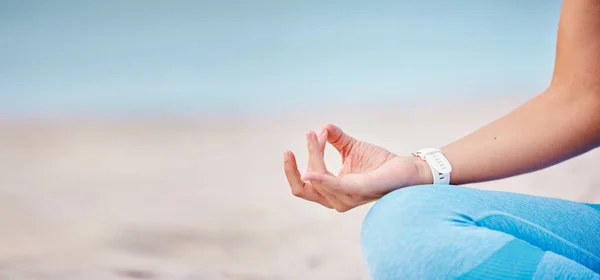 Žena Ruce Jóga Pláži Pro Meditaci Duchovní Wellness Nebo Venkovní — Stock fotografie