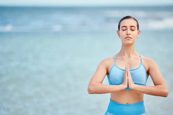 Meditace Maketa Jóga Žena Pláži Modlícími Rukama Pro Wellness Zdravé — Stock fotografie